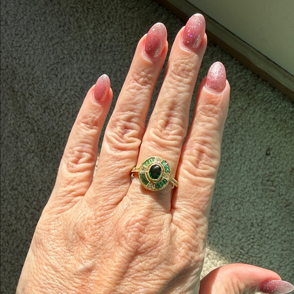 Emerald green and rhinestone Vintage look Gold Ring sz 9 - Picture 5 of 5